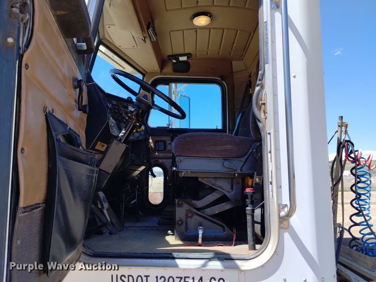 image for item DQ6133 1993 Peterbilt  357 semi truck