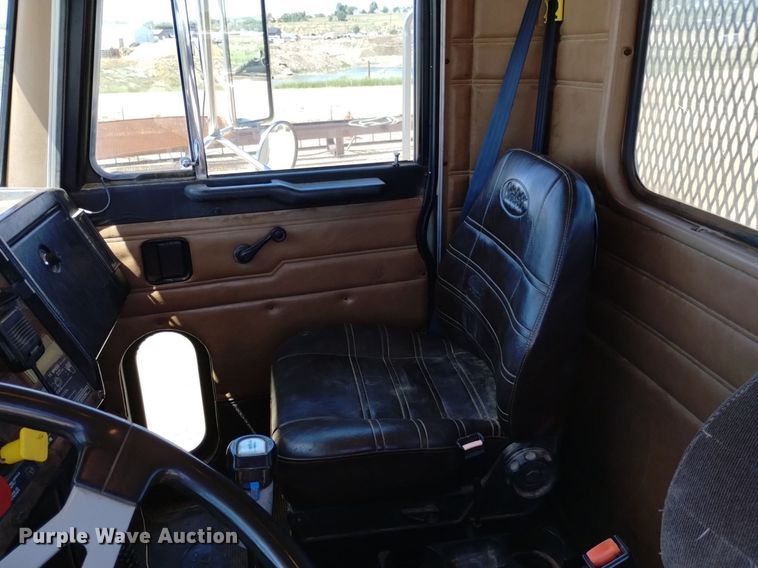 image for item DQ6133 1993 Peterbilt  357 semi truck