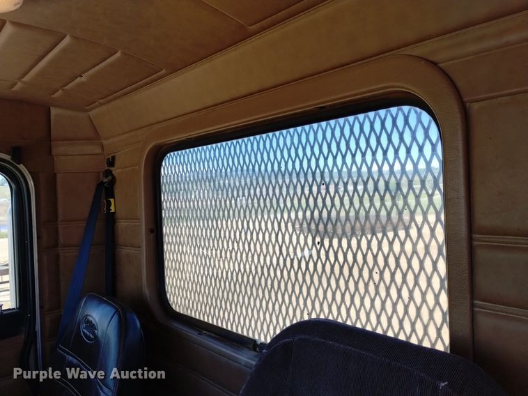 image for item DQ6133 1993 Peterbilt  357 semi truck