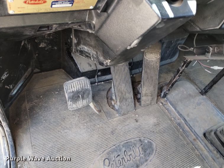 image for item DQ6133 1993 Peterbilt  357 semi truck