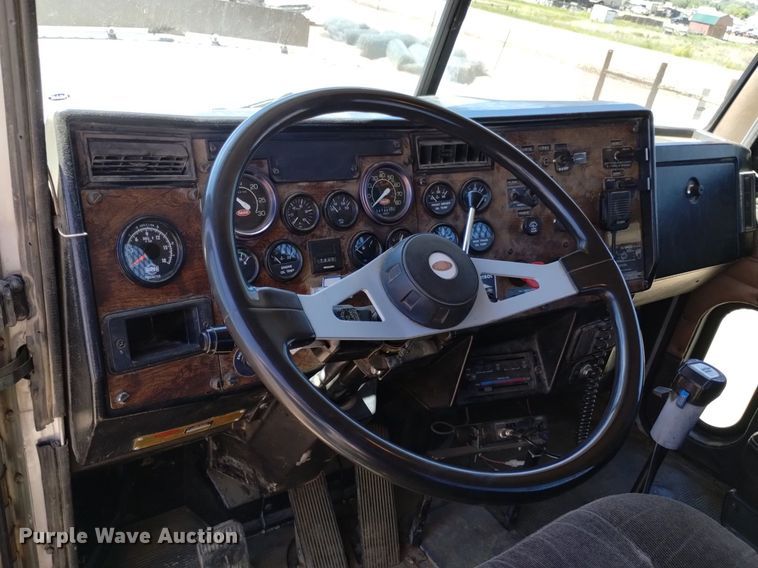 image for item DQ6133 1993 Peterbilt  357 semi truck