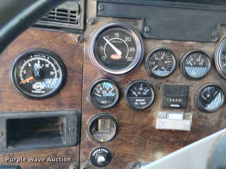 image for item DQ6133 1993 Peterbilt  357 semi truck