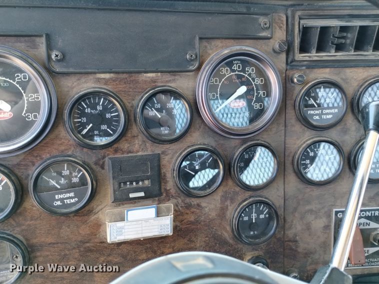 image for item DQ6133 1993 Peterbilt  357 semi truck