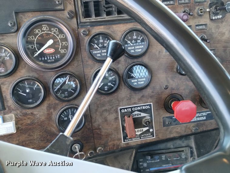 image for item DQ6133 1993 Peterbilt  357 semi truck