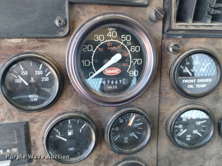 image for item DQ6133 1993 Peterbilt  357 semi truck