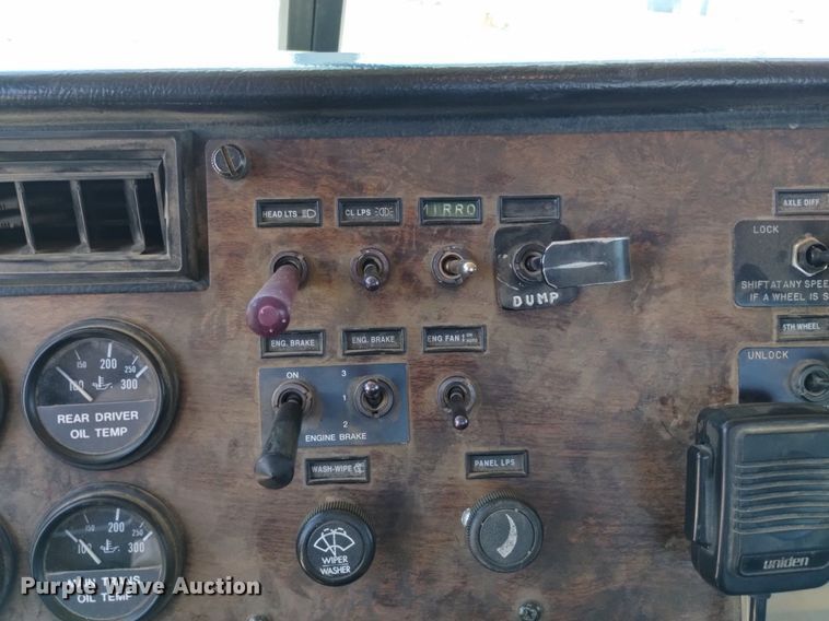 image for item DQ6133 1993 Peterbilt  357 semi truck