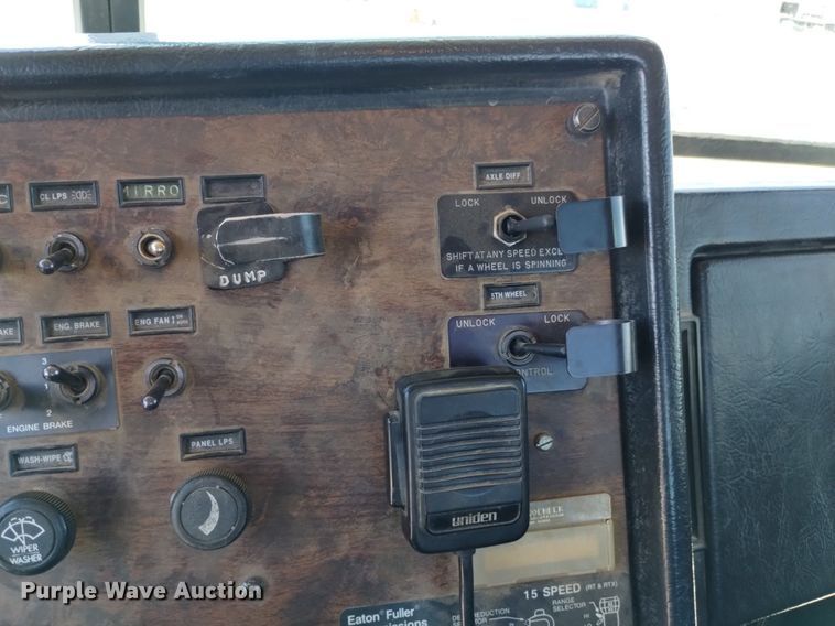 image for item DQ6133 1993 Peterbilt  357 semi truck