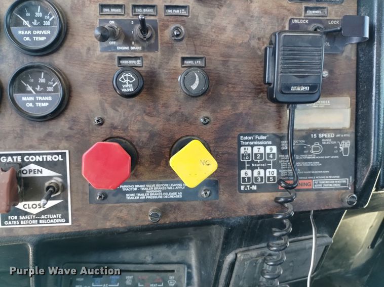 image for item DQ6133 1993 Peterbilt  357 semi truck