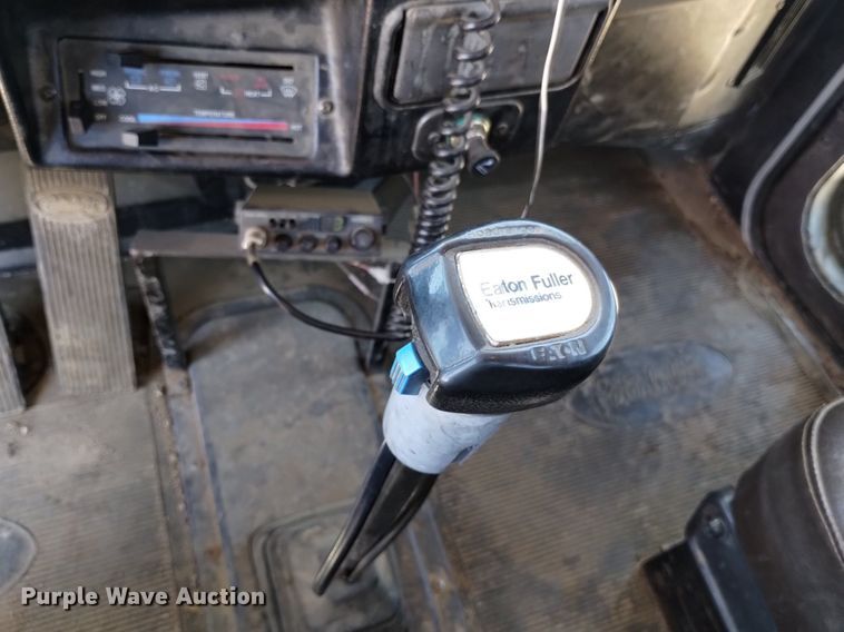 image for item DQ6133 1993 Peterbilt  357 semi truck