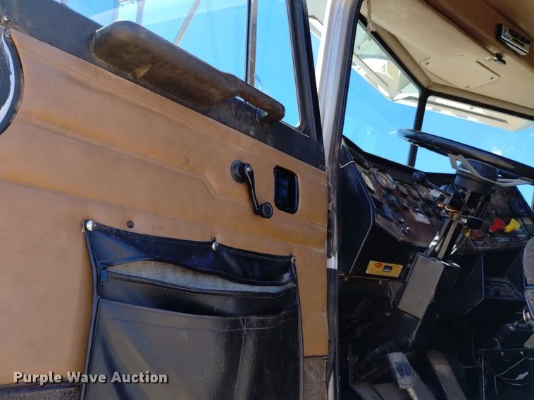 image for item DQ6133 1993 Peterbilt  357 semi truck