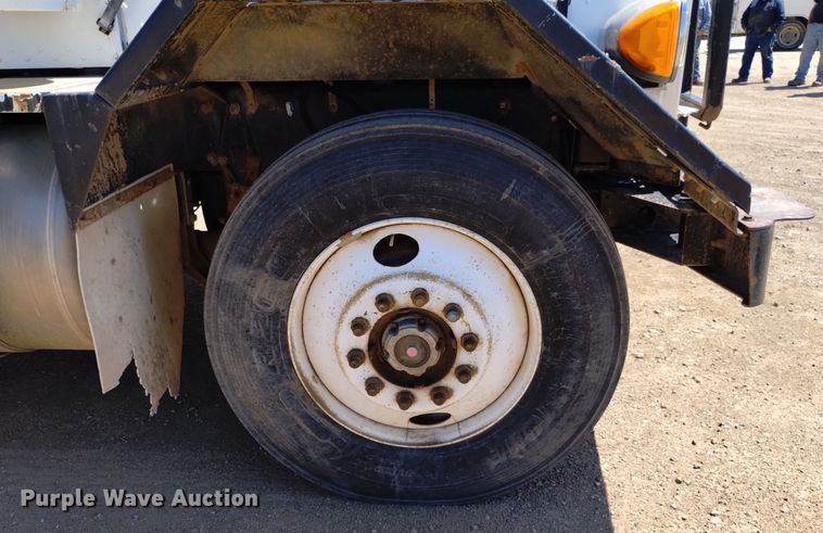 image for item DQ6133 1993 Peterbilt  357 semi truck