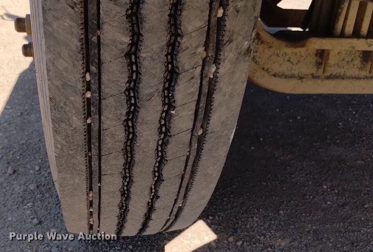 image for item DQ6133 1993 Peterbilt  357 semi truck