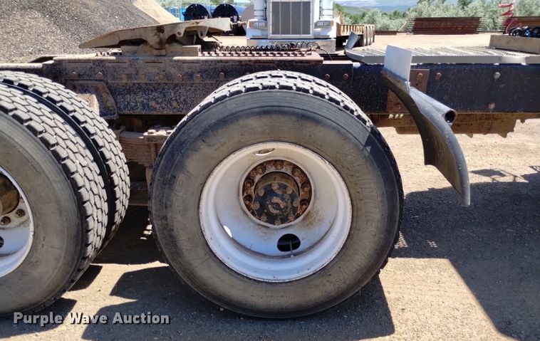 image for item DQ6133 1993 Peterbilt  357 semi truck