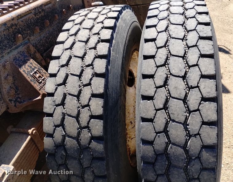 image for item DQ6133 1993 Peterbilt  357 semi truck