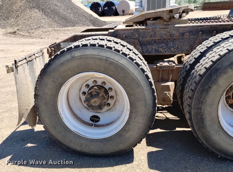 image for item DQ6133 1993 Peterbilt  357 semi truck