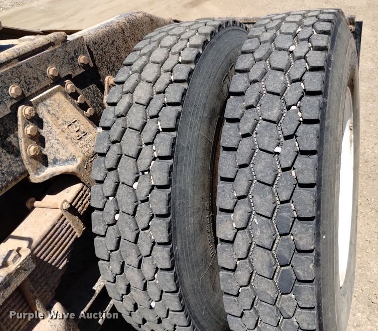 image for item DQ6133 1993 Peterbilt  357 semi truck