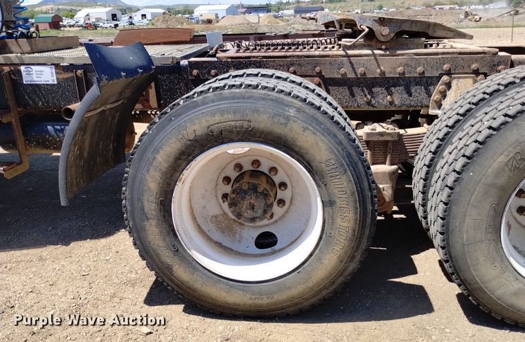 image for item DQ6133 1993 Peterbilt  357 semi truck