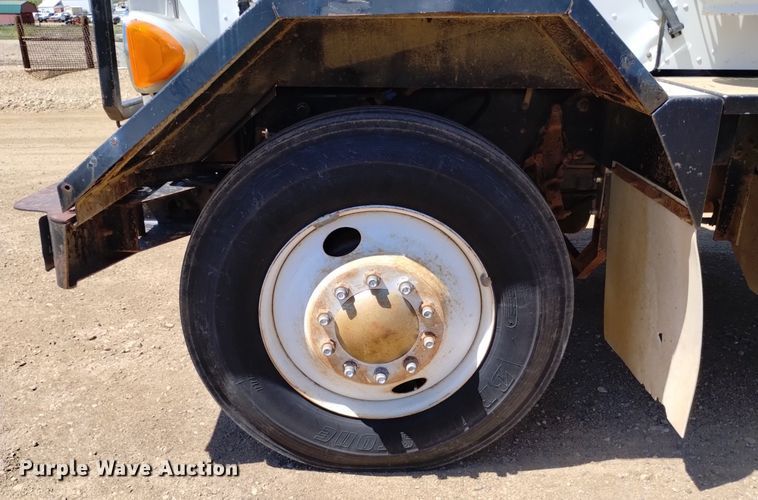 image for item DQ6133 1993 Peterbilt  357 semi truck