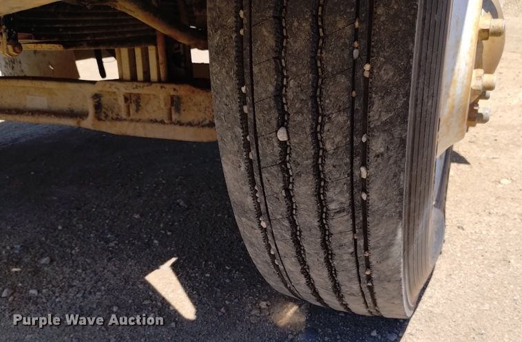 image for item DQ6133 1993 Peterbilt  357 semi truck