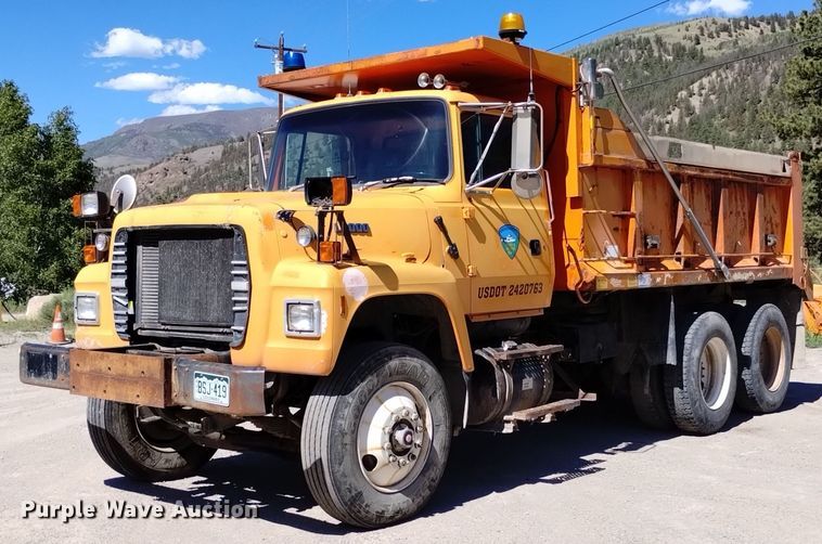 image for item DQ6140 1995 Ford LT9000 dump truck