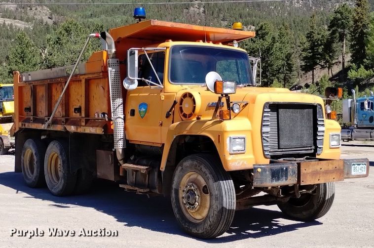 image for item DQ6140 1995 Ford LT9000 dump truck
