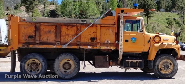 image for item DQ6140 1995 Ford LT9000 dump truck