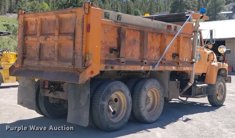 image for item DQ6140 1995 Ford LT9000 dump truck