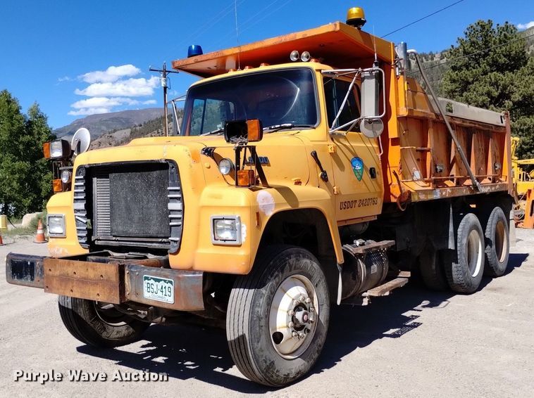 image for item DQ6140 1995 Ford LT9000 dump truck