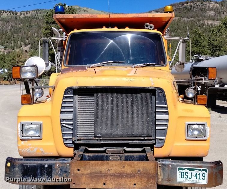 image for item DQ6140 1995 Ford LT9000 dump truck