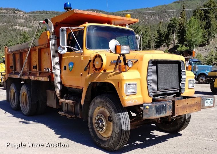 image for item DQ6140 1995 Ford LT9000 dump truck