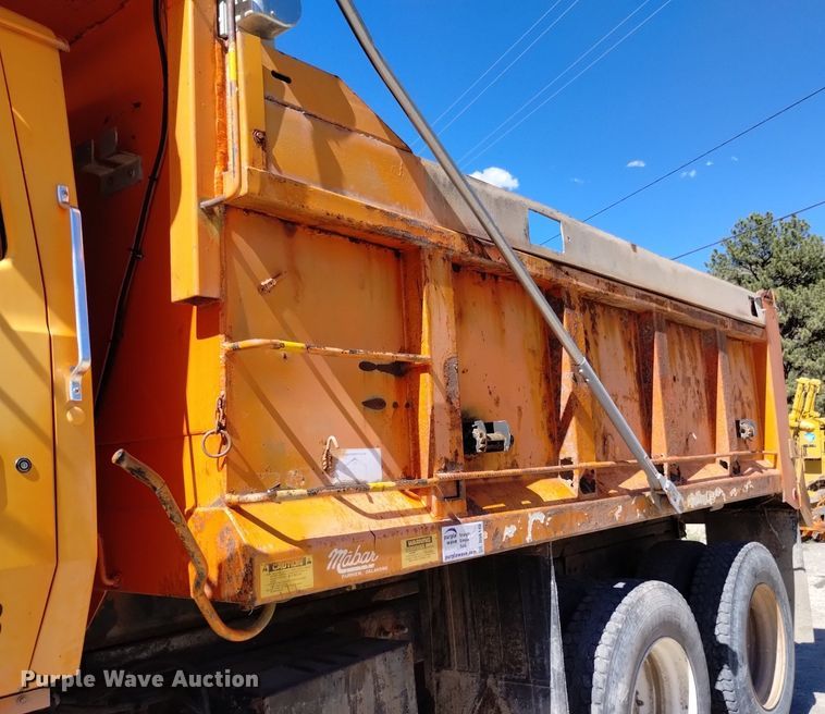 image for item DQ6140 1995 Ford LT9000 dump truck