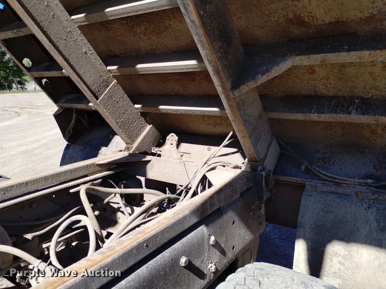 image for item DQ6140 1995 Ford LT9000 dump truck