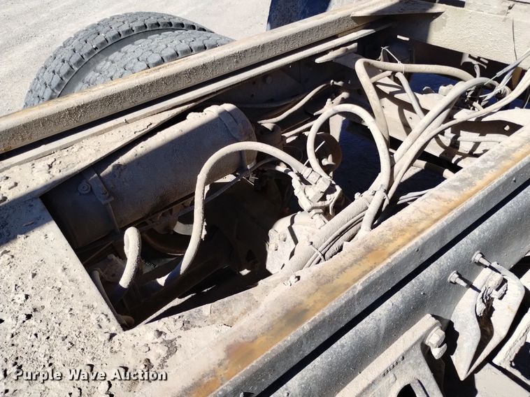 image for item DQ6140 1995 Ford LT9000 dump truck