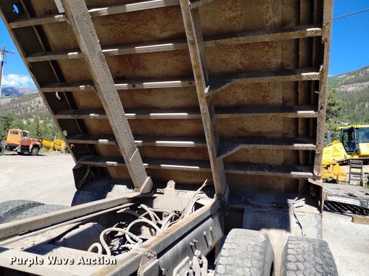 image for item DQ6140 1995 Ford LT9000 dump truck
