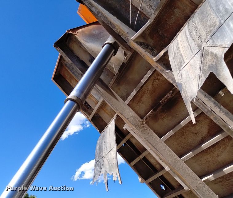 image for item DQ6140 1995 Ford LT9000 dump truck