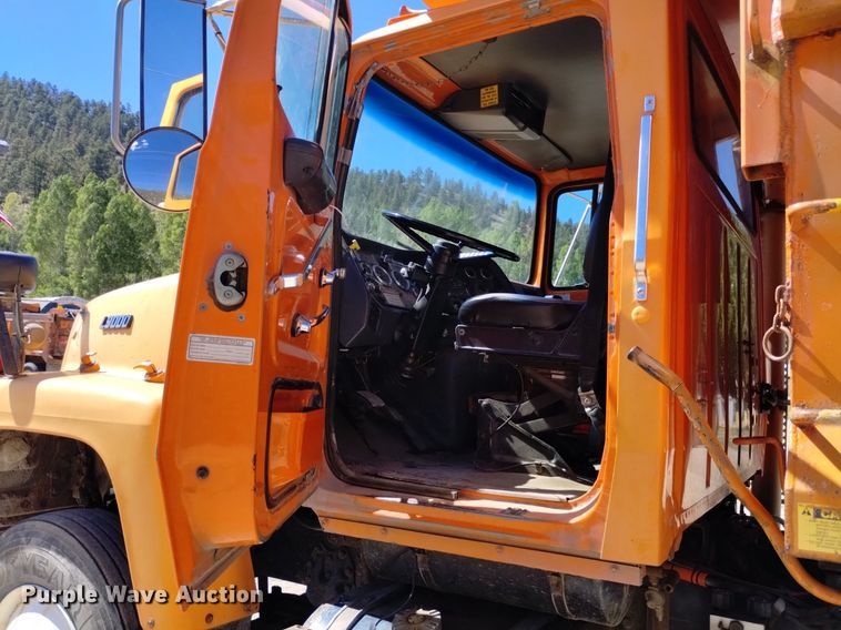 image for item DQ6140 1995 Ford LT9000 dump truck