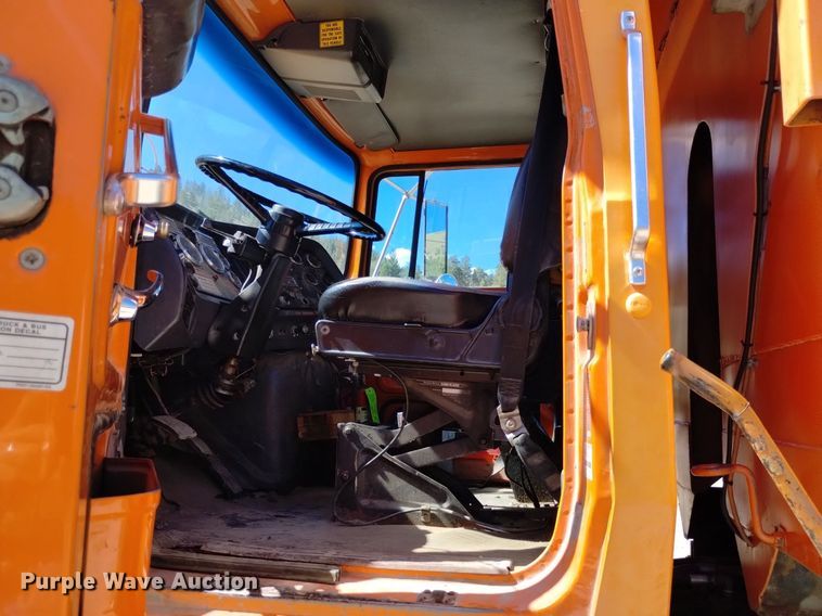 image for item DQ6140 1995 Ford LT9000 dump truck