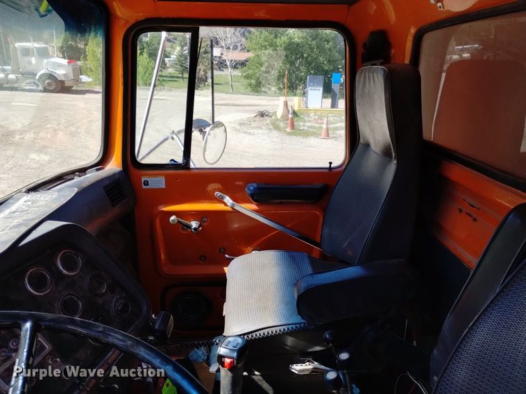 image for item DQ6140 1995 Ford LT9000 dump truck