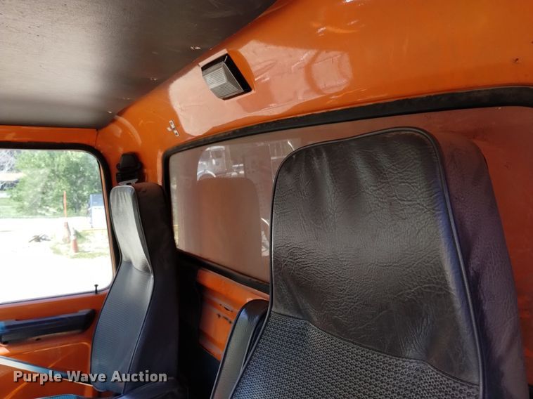 image for item DQ6140 1995 Ford LT9000 dump truck