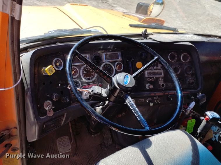 image for item DQ6140 1995 Ford LT9000 dump truck