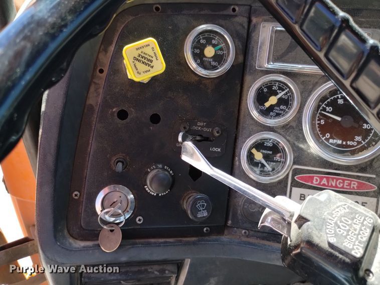 image for item DQ6140 1995 Ford LT9000 dump truck