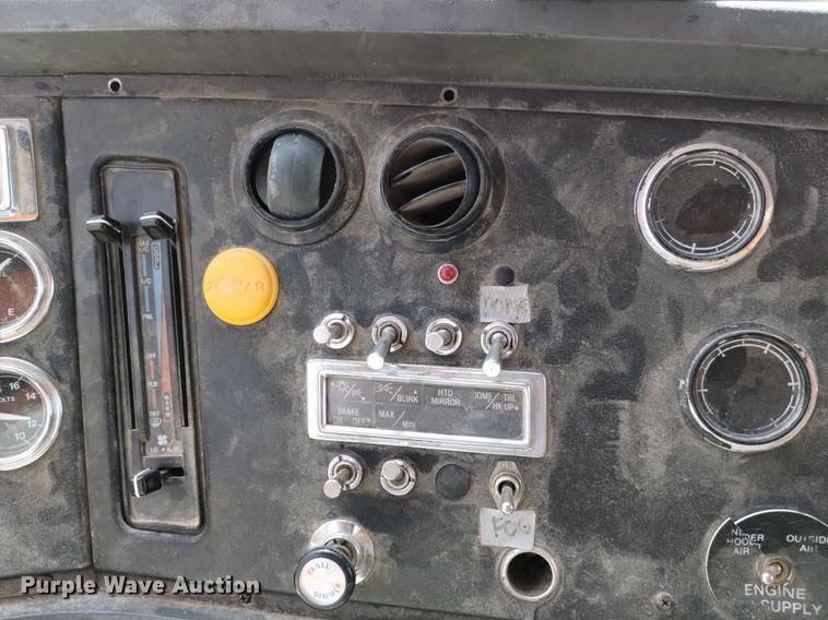 image for item DQ6140 1995 Ford LT9000 dump truck