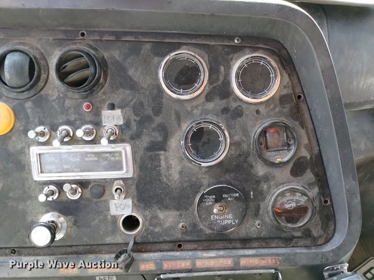 image for item DQ6140 1995 Ford LT9000 dump truck