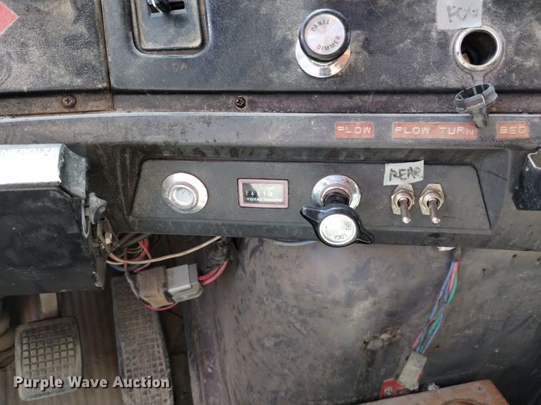 image for item DQ6140 1995 Ford LT9000 dump truck