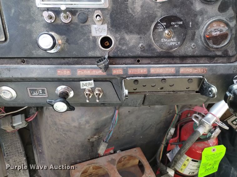 image for item DQ6140 1995 Ford LT9000 dump truck