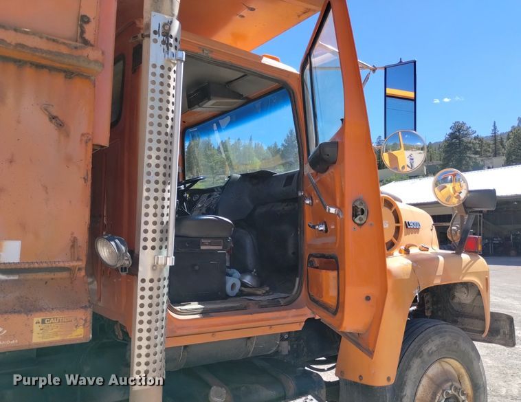 image for item DQ6140 1995 Ford LT9000 dump truck