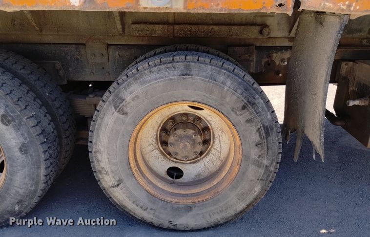 image for item DQ6140 1995 Ford LT9000 dump truck