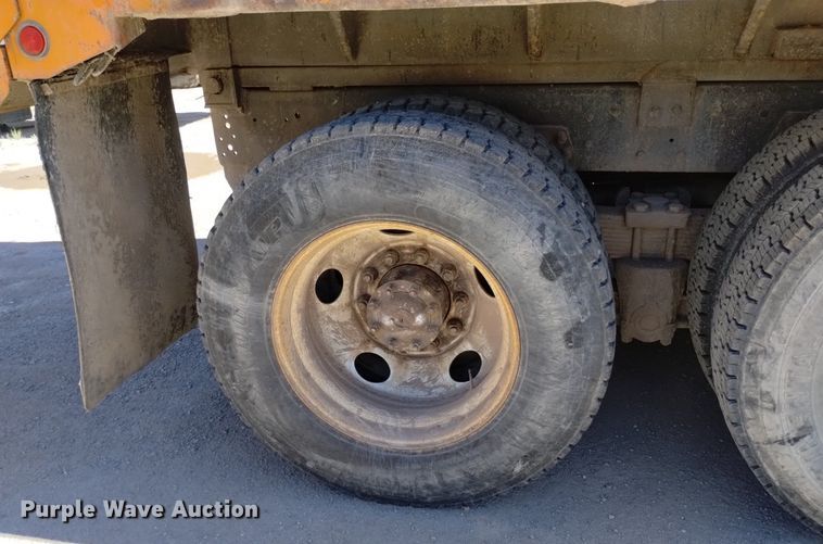 image for item DQ6140 1995 Ford LT9000 dump truck