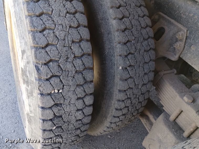 image for item DQ6140 1995 Ford LT9000 dump truck