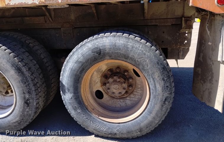 image for item DQ6140 1995 Ford LT9000 dump truck